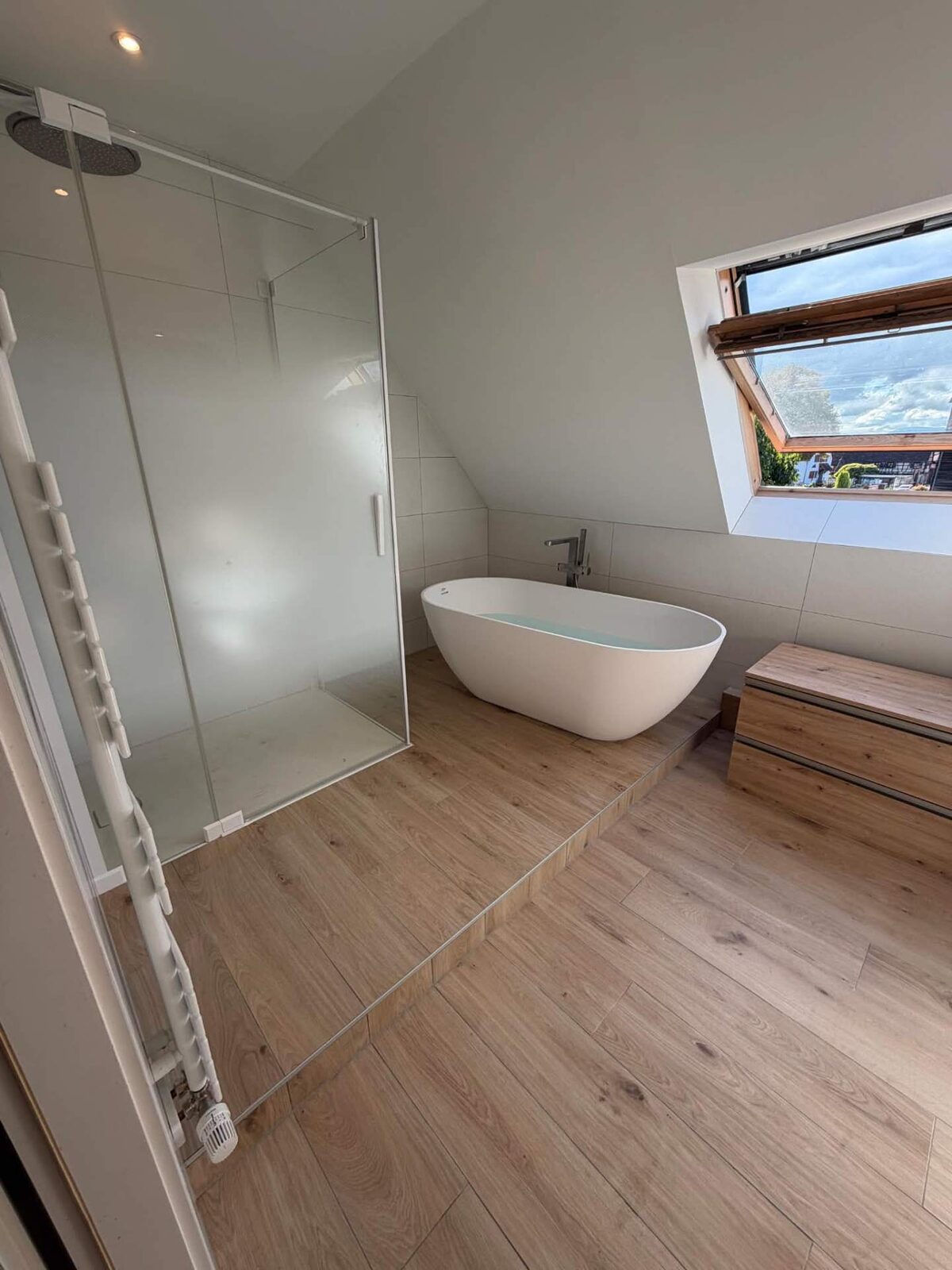 Baignoire îlot installée sous un velux
