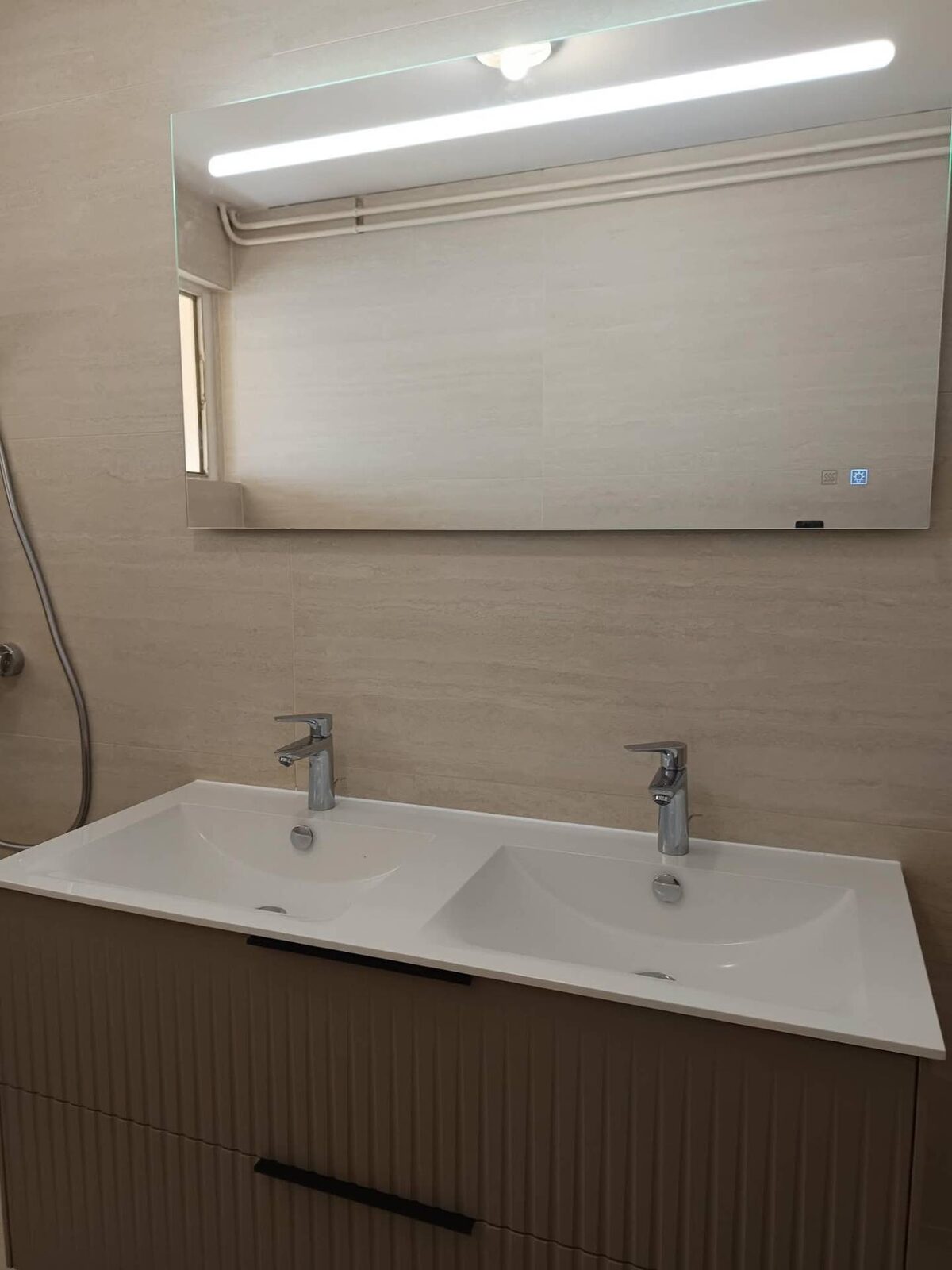 Double vasque avec miroir éclairé