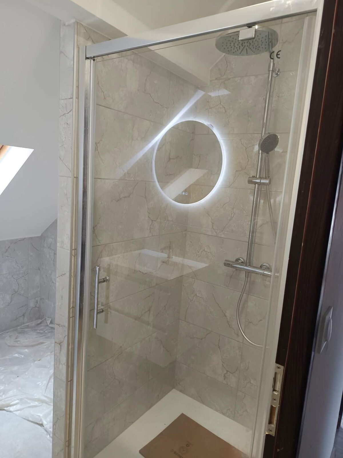 Douche en marbre clair avec miroir rond