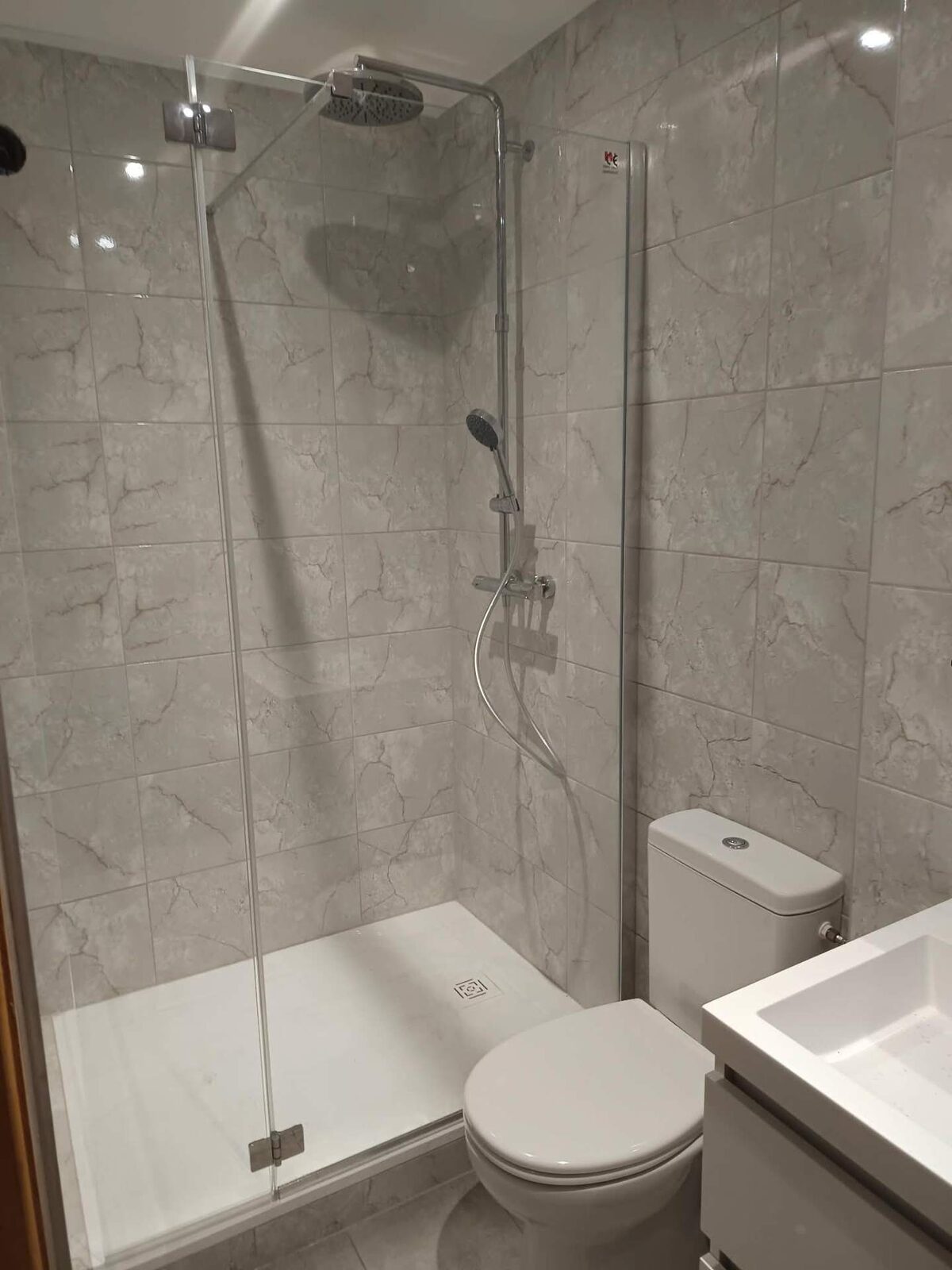 Douche italienne en marbre gris avec WC