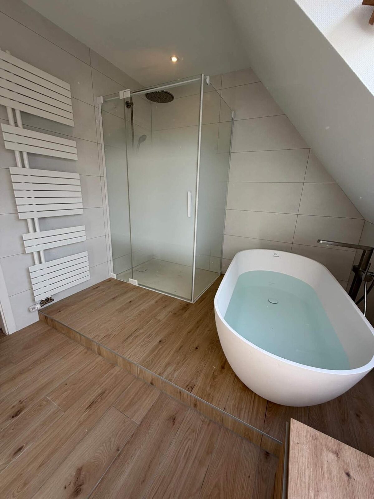 Salle de bain mansardée avec baignoire îlot
