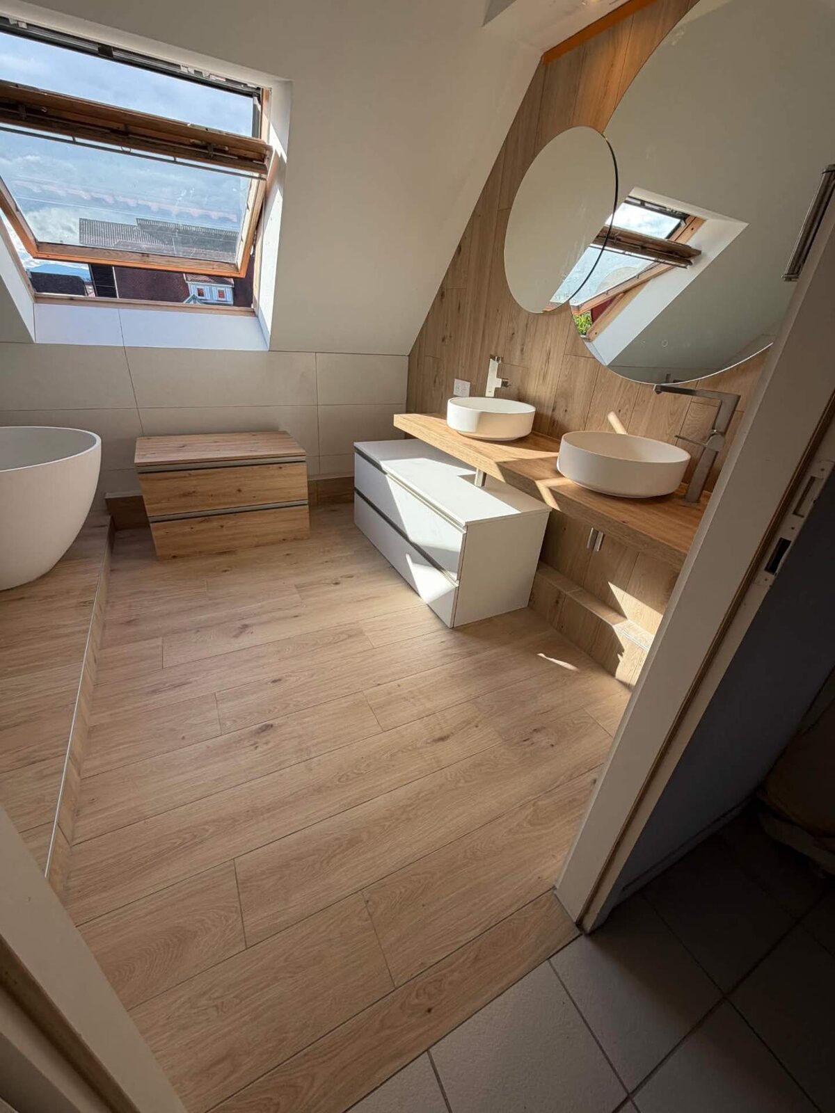 Salle de bain mansardée rénovée avec double vasque