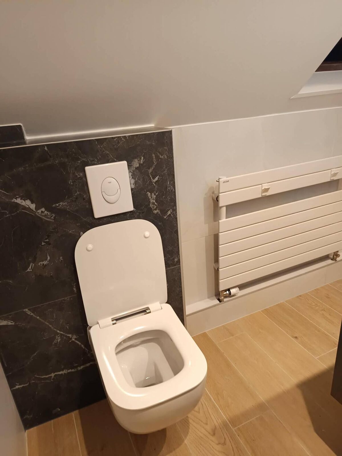 WC suspendu sur mur en marbre noir
